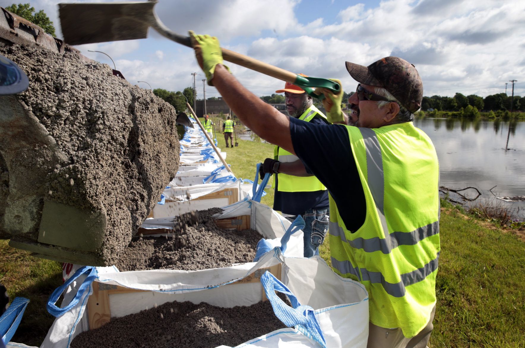 Rising River des Peres in St. Louis is sandbagged by city